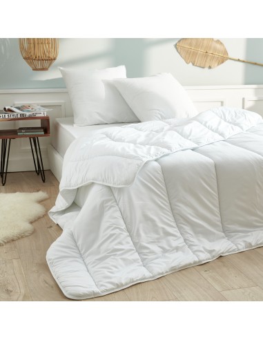 Pack Couette Blanrêve 260 x 240 cm + 2 Oreillers 60 x 60 Gamme Microfibre "Douceur" traité Anti Acarien Soft & care